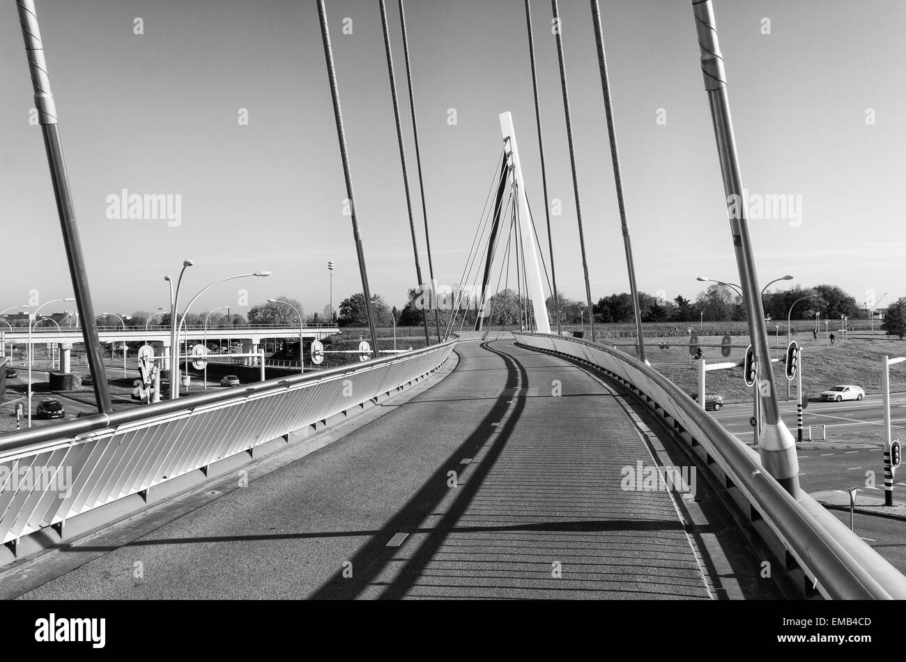 modernes neues Fahrrad und Fußgänger Suspension bridge in Zwolle, Niederlande Stockfoto