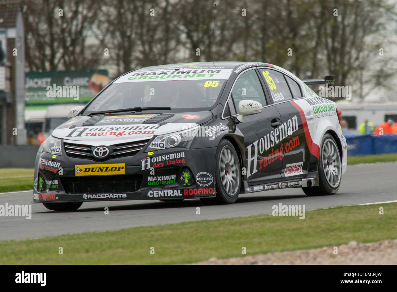 Donington Park, Castle Donington, Vereinigtes Königreich. 19. April 2015. Stewart Linien und Houseman Racing Toyota Avensis fährt während der Dunlop MSA British Touring Car Championship in Donington Park. Bildnachweis: Gergo Toth/Alamy Live-Nachrichten Stockfoto