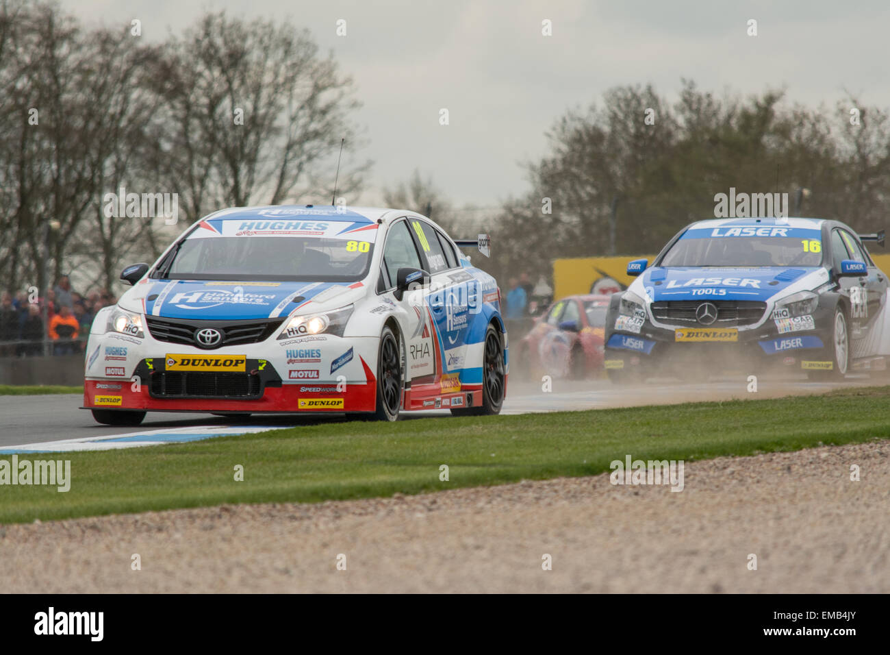 Donington Park, Castle Donington, Vereinigtes Königreich. 19. April 2015. Tom Ingram und Speedworks Motorsport Toyota Avensis fährt während der Dunlop MSA British Touring Car Championship in Donington Park. Bildnachweis: Gergo Toth/Alamy Live-Nachrichten Stockfoto