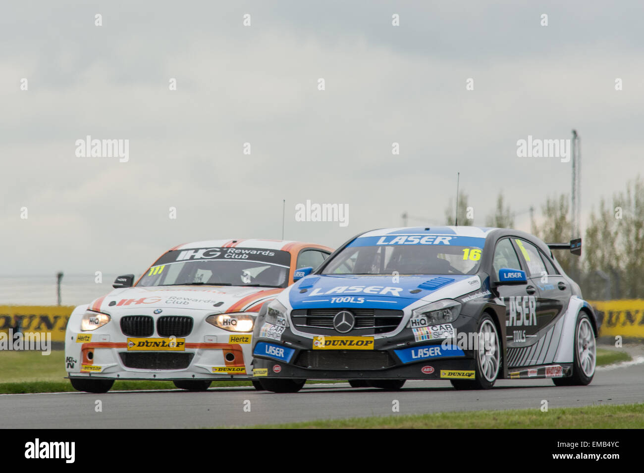 Donington Park, Castle Donington, Vereinigtes Königreich. 19. April 2015. Andy Priaulx (L) Team IHG Rewards Club und Aiden Moffat (R) der Laser Tools Racing kämpft für Position während der Dunlop MSA British Touring Car Championship in Donington Park. Bildnachweis: Gergo Toth/Alamy Live-Nachrichten Stockfoto