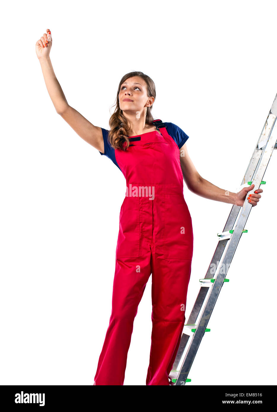 junge Frau in einem roten Overall auf Leiter, isoliert auf weiss Stockfoto