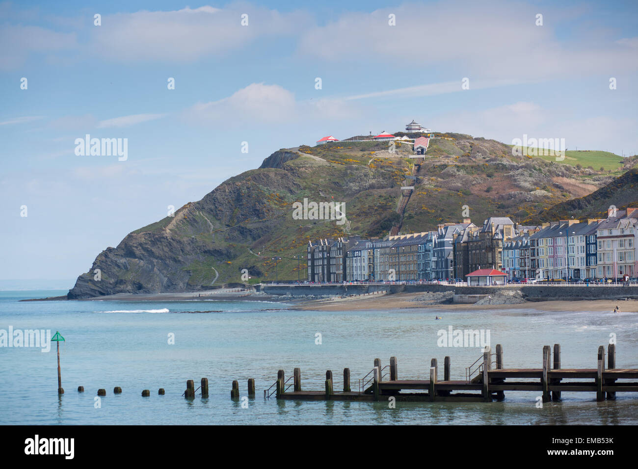 Aberystwyth, Wales, UK 19. April 2015. Aberystwyth sonnt sich in der Morgensonne mit Constitution Hill im Hintergrund Credit: Alan Hale/Alamy Live News Stockfoto