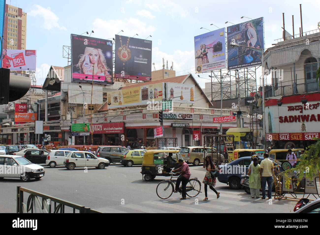 Die Stadt von Bengaluru, früher bekannt als Bangalore, im zentralen Süden Indiens. Eine verkehrsreiche Kreuzung auf MG Road Stockfoto