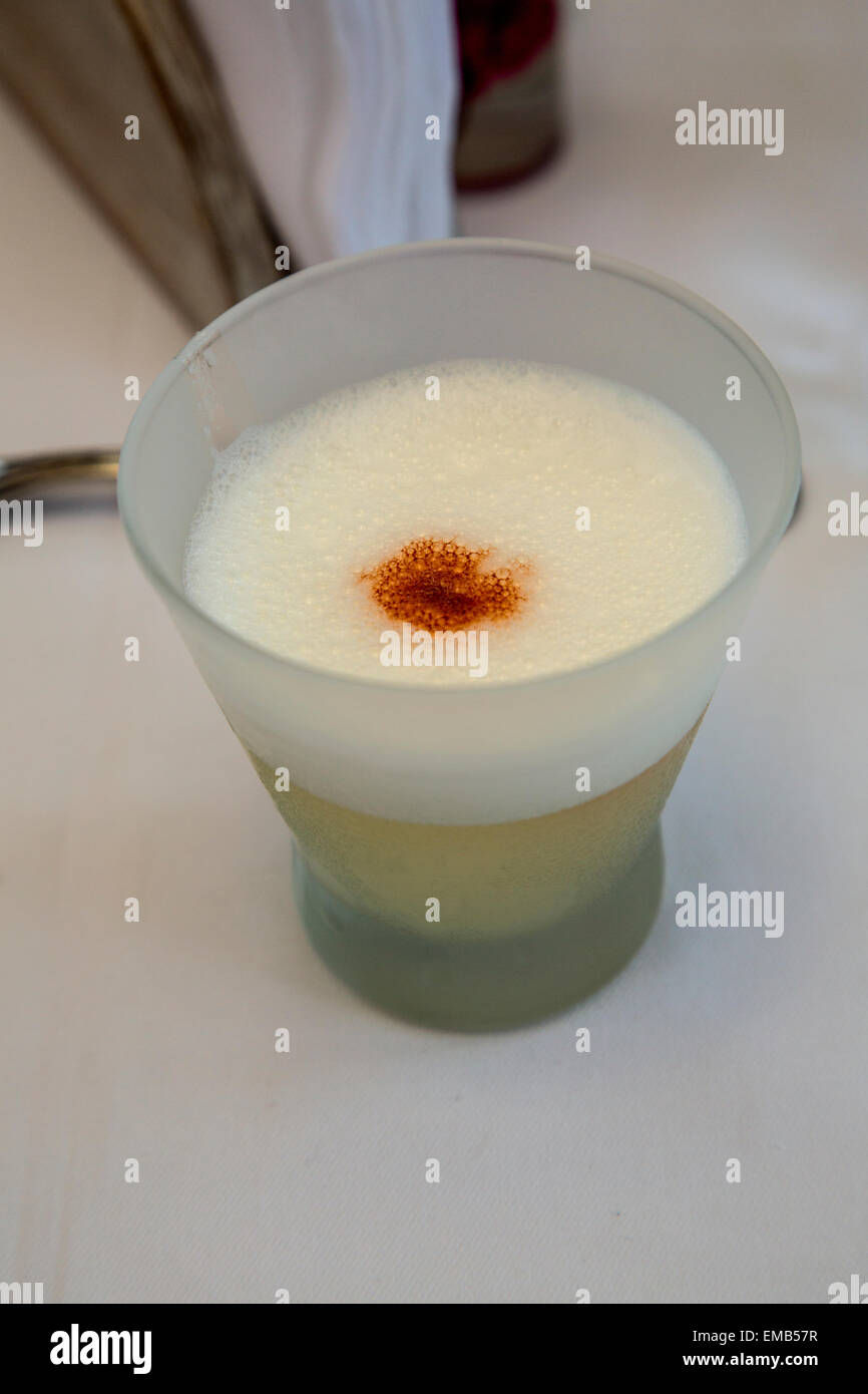 Lima, Peru.  Pisco Sour, Pisco Brandy, Lime Juice, Eiweiß und Gum Sirup gemacht. Stockfoto