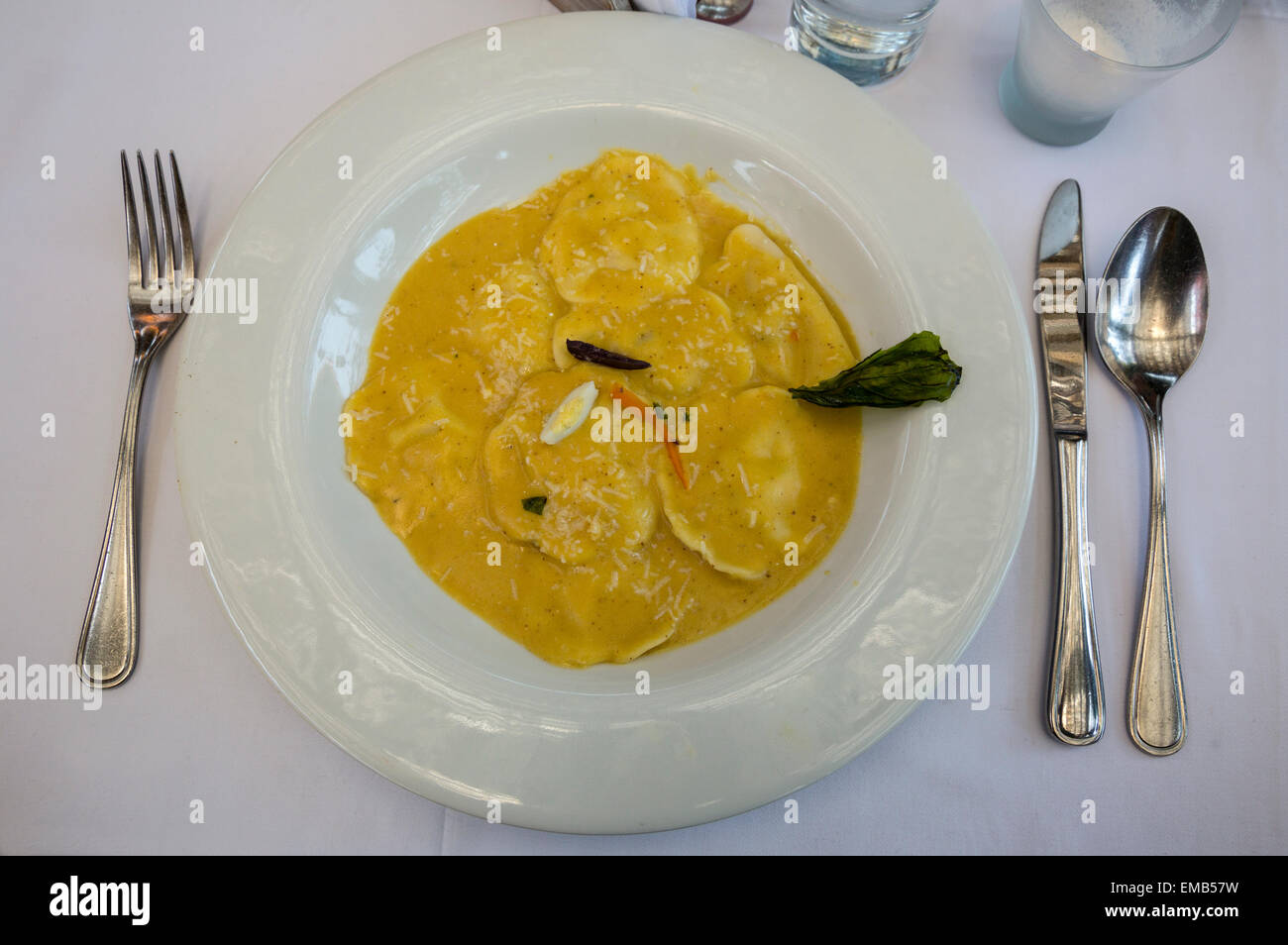 Lima, Peru.  Ravioli gefüllt mit Huhn und Käse in einer Sahne-Sauce.  Larco Museum Restaurant. Stockfoto