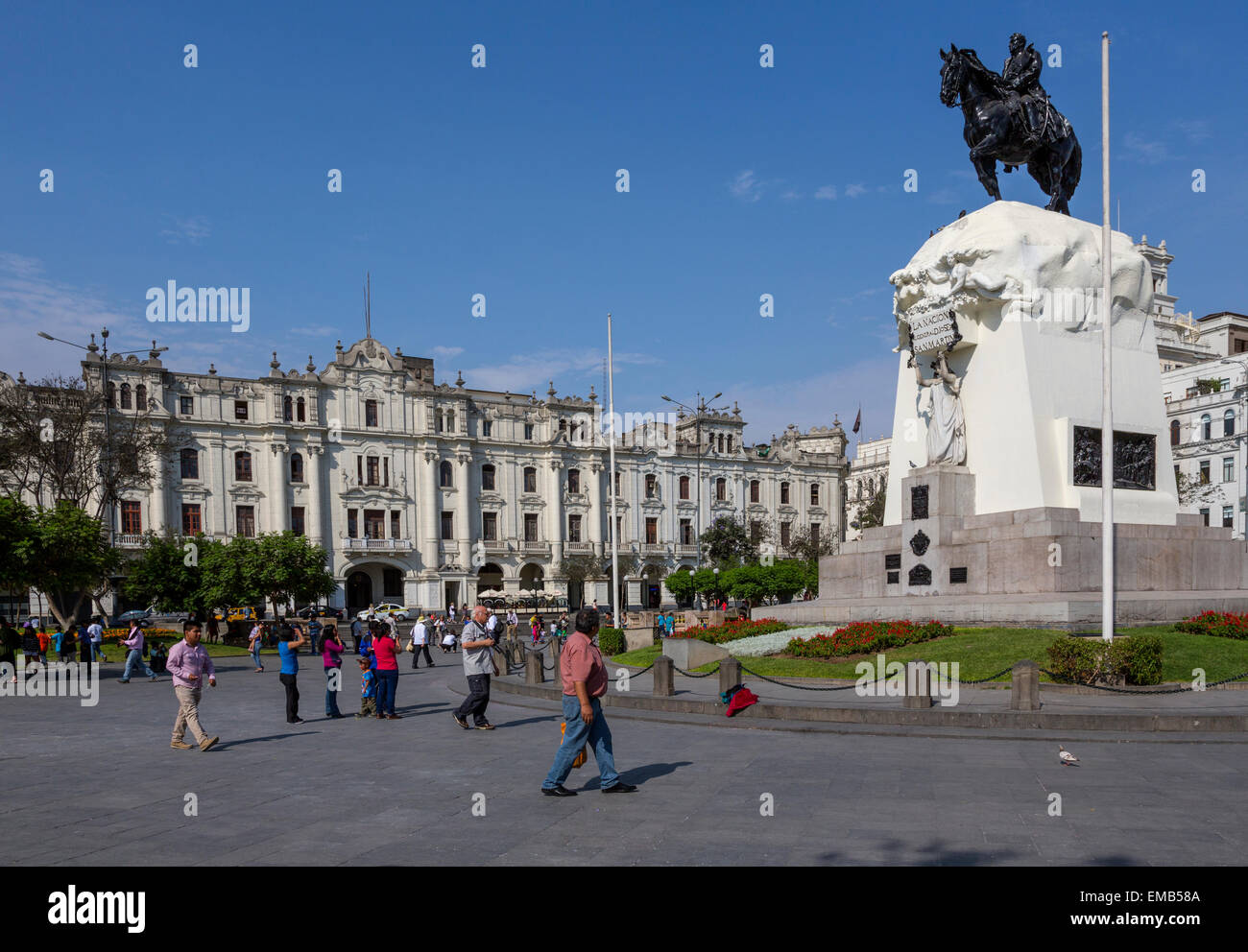 Lima, Peru.  Equestrian Statue von Jose de San Martin, peruanischer Nationalheld. Plaza San Martin. Stockfoto