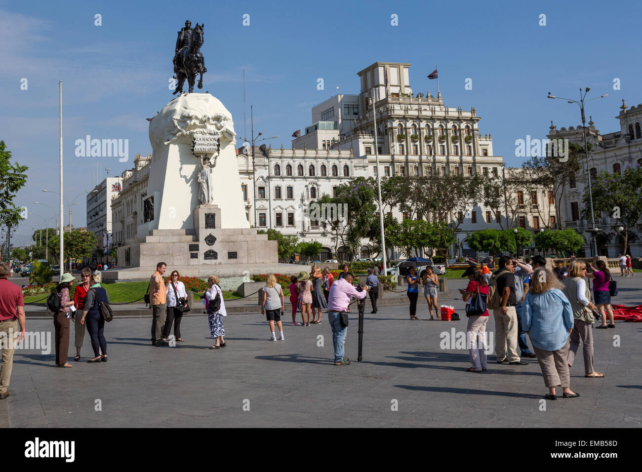 Lima, Peru.  Equestrian Statue von Jose de San Martin, peruanischer Nationalheld. Plaza San Martin. Stockfoto
