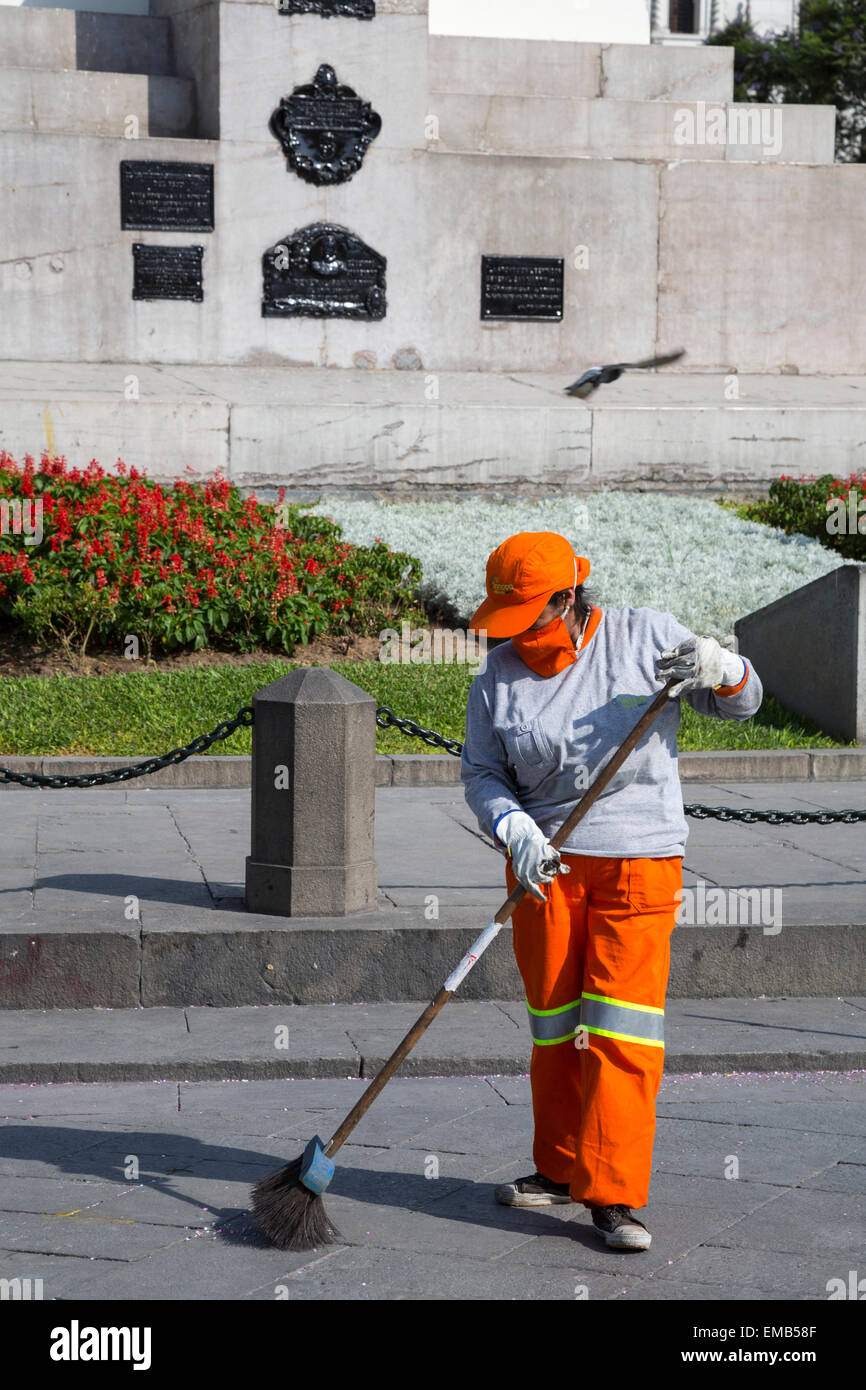 Lima, Peru.  Kehrbesen mit dem Atem-Maske, Plaza San Martin. Stockfoto