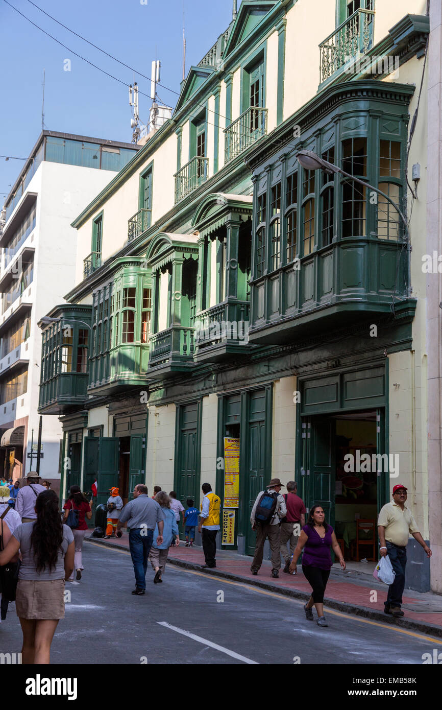 Lima, Peru.  Holzfenster Balkone, einen maurischen Einfluss auf peruanischen Architektur eingeschlossen. Stockfoto