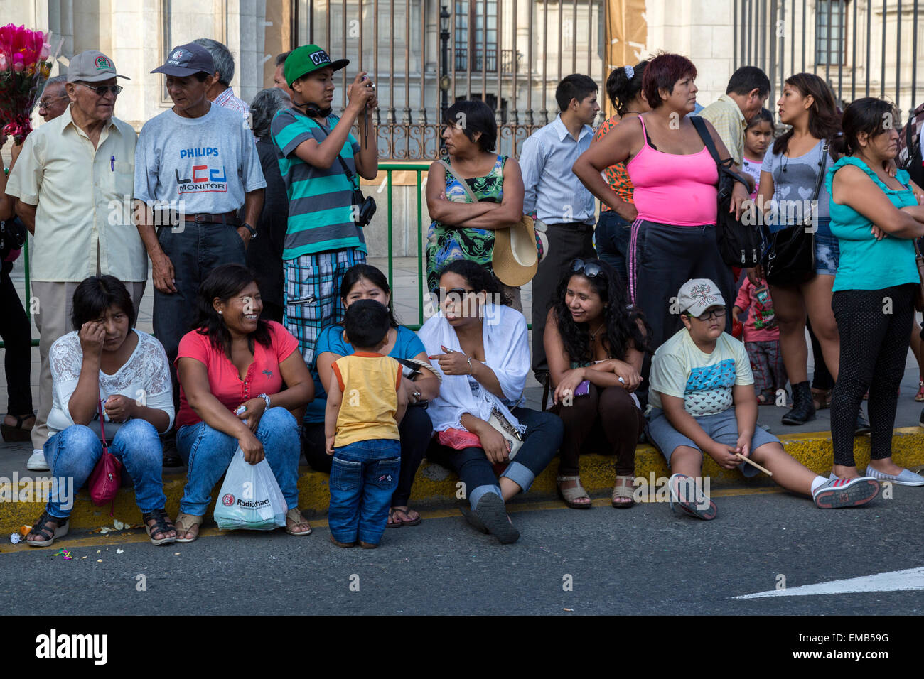 Lima, Peru.  Zuschauer beobachten Anden kulturelle Parade, Plaza de Armas. Stockfoto