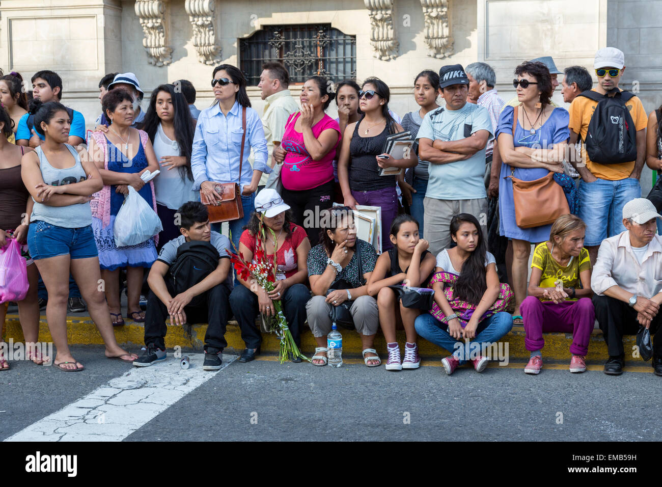 Lima, Peru.  Zuschauer beobachten Anden kulturelle Parade, Plaza de Armas. Stockfoto