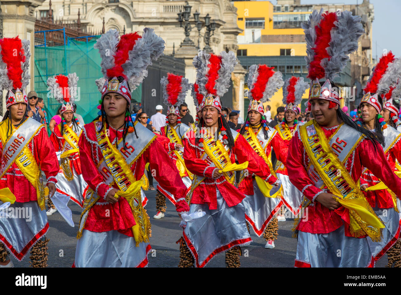 Lima, Peru.  Jungen peruanischen Männer marschieren in einer Anden kulturelle Parade, Plaza de Armas. Stockfoto