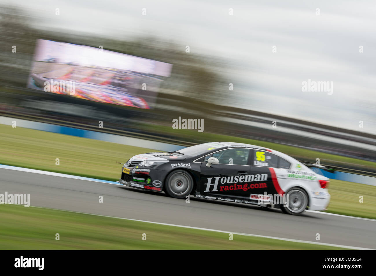 Donington Park, Castle Donington, Vereinigtes Königreich. 19. April 2015. Stewart Linien und Houseman Racing Toyota Avensis fährt während der Dunlop MSA British Touring Car Championship in Donington Park. Bildnachweis: Gergo Toth/Alamy Live-Nachrichten Stockfoto