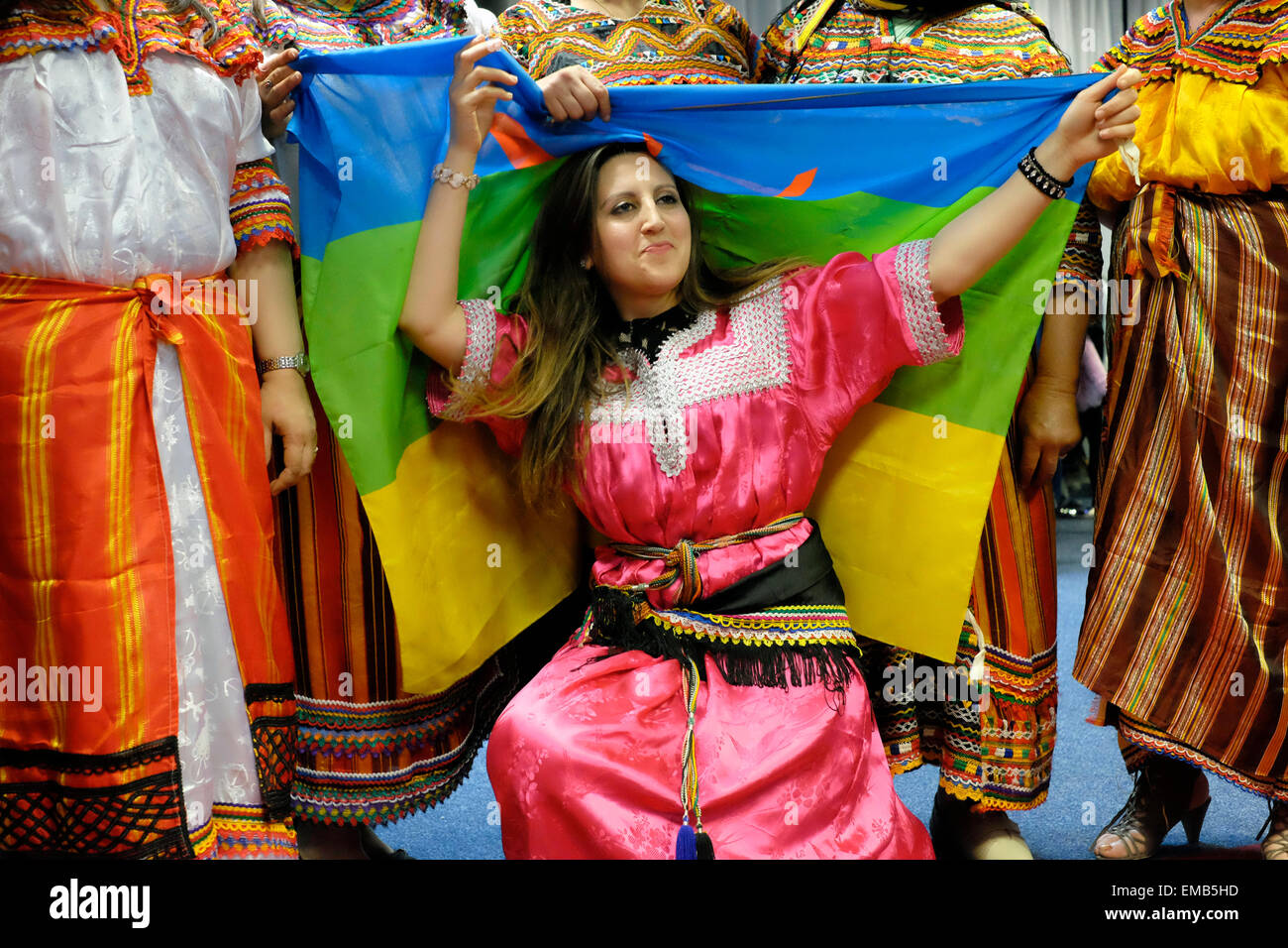 Algerische Frauen in traditioneller Kleidung halten eine Amazigh flag Stockfoto
