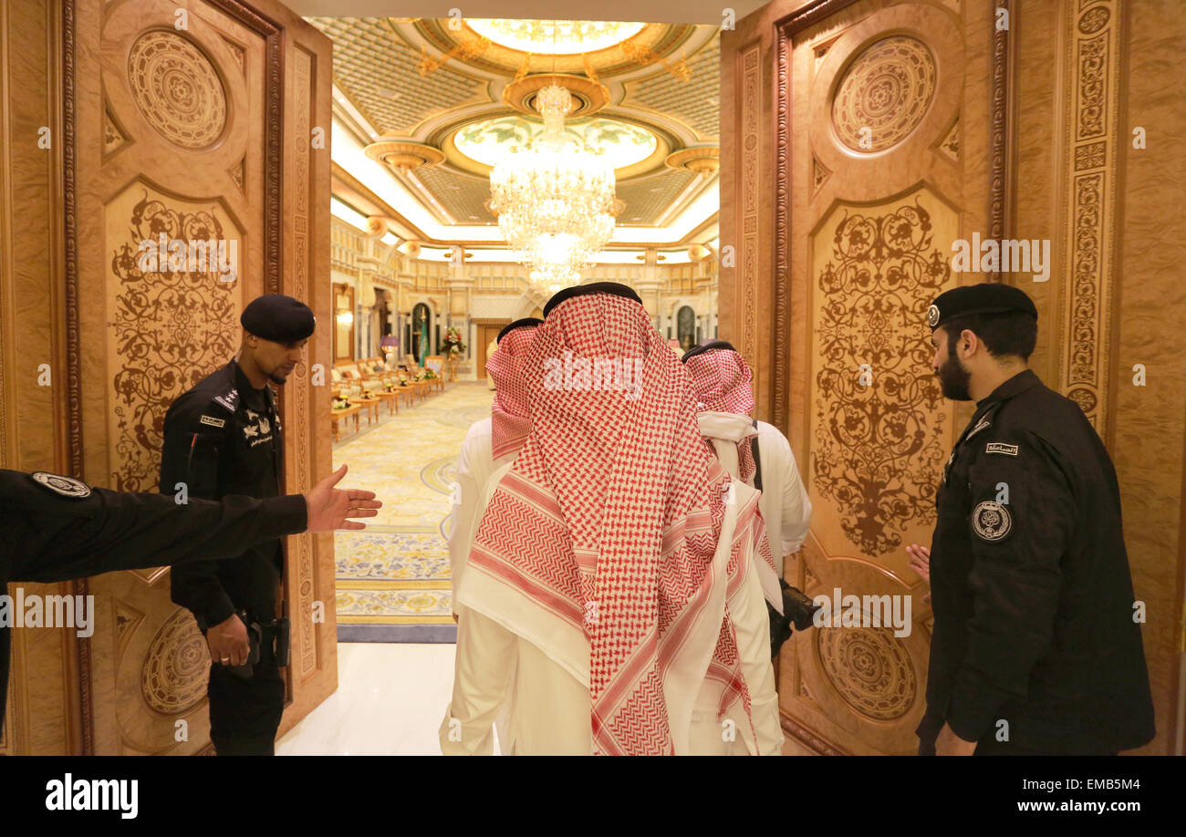 Rihyad, Saudi-Arabien. 19. April 2015. Mitglieder der saudischen Königsfamilie geben eine Halle um Ministerpräsident von Bayern, Horst Seehofer, im königlichen Palast in Rihyad, Saudi Arabien, 19. April 2015 erhalten. Foto: KARL-JOSEF HILDENBRAND/Dpa/Alamy Live News Stockfoto