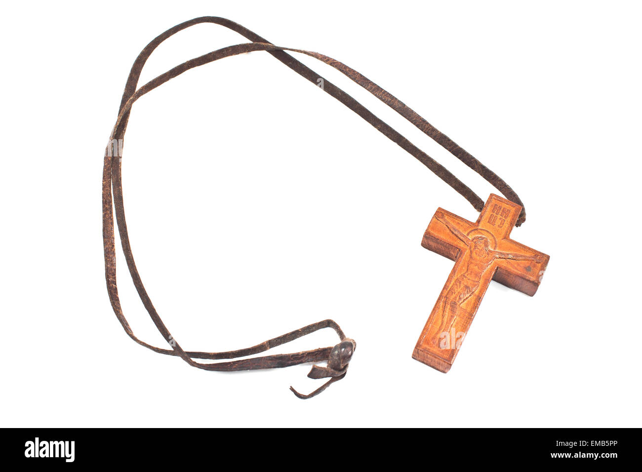 Hölzerne christlichen Kreuz Halskette isoliert auf weiss Stockfoto