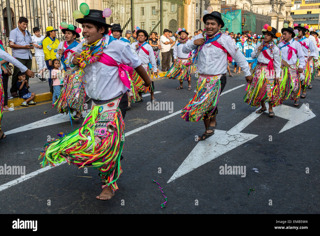 Lima, Peru.  Jungen peruanischen Männer marschieren in einer Anden kulturelle Parade, Plaza de Armas. Stockfoto