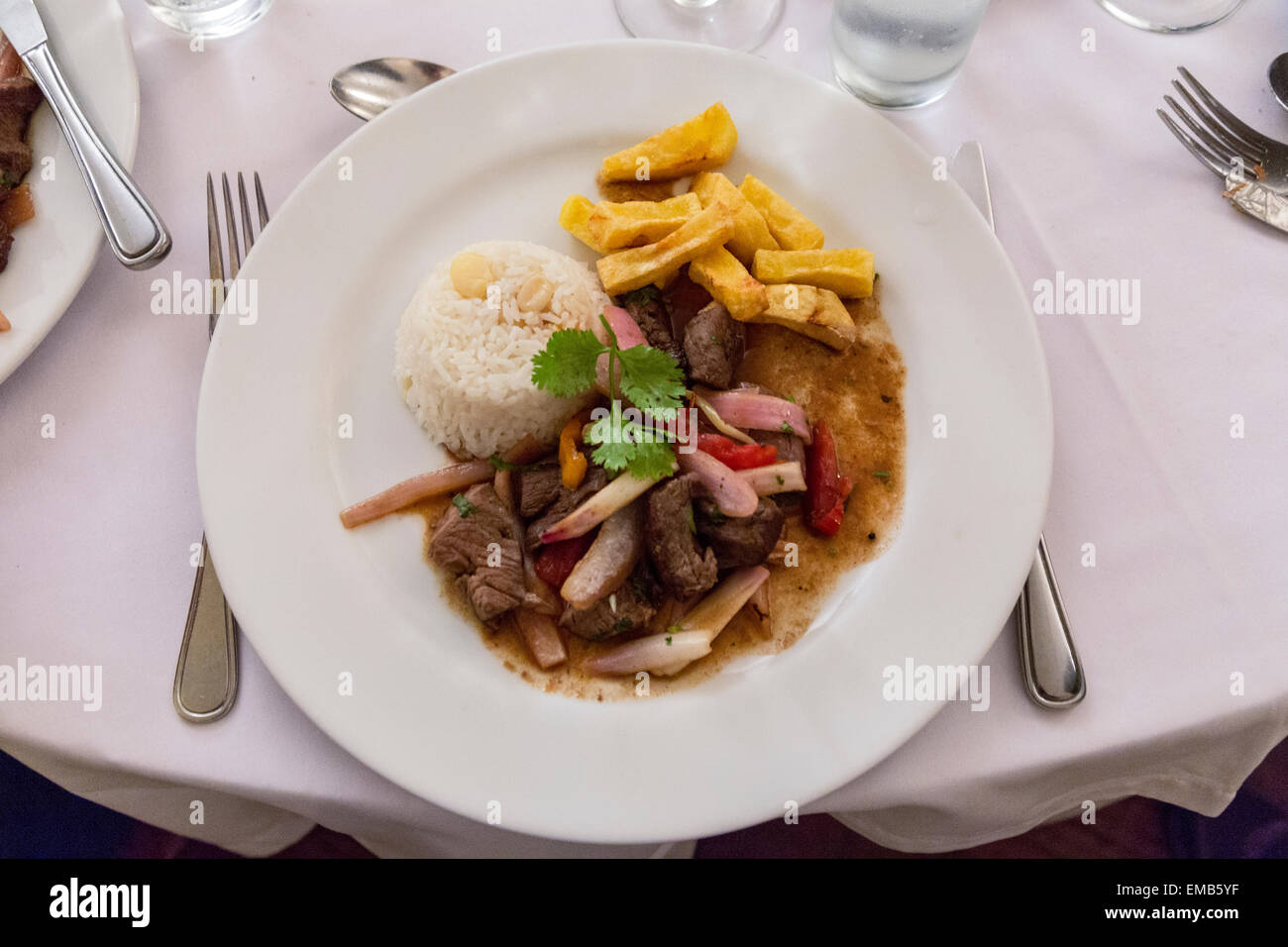 Peru, Lima, Miraflores.  Huaca Pucllana Restaurant.  Rindfleisch-Tipps, Pommes Frites und Reis. Stockfoto