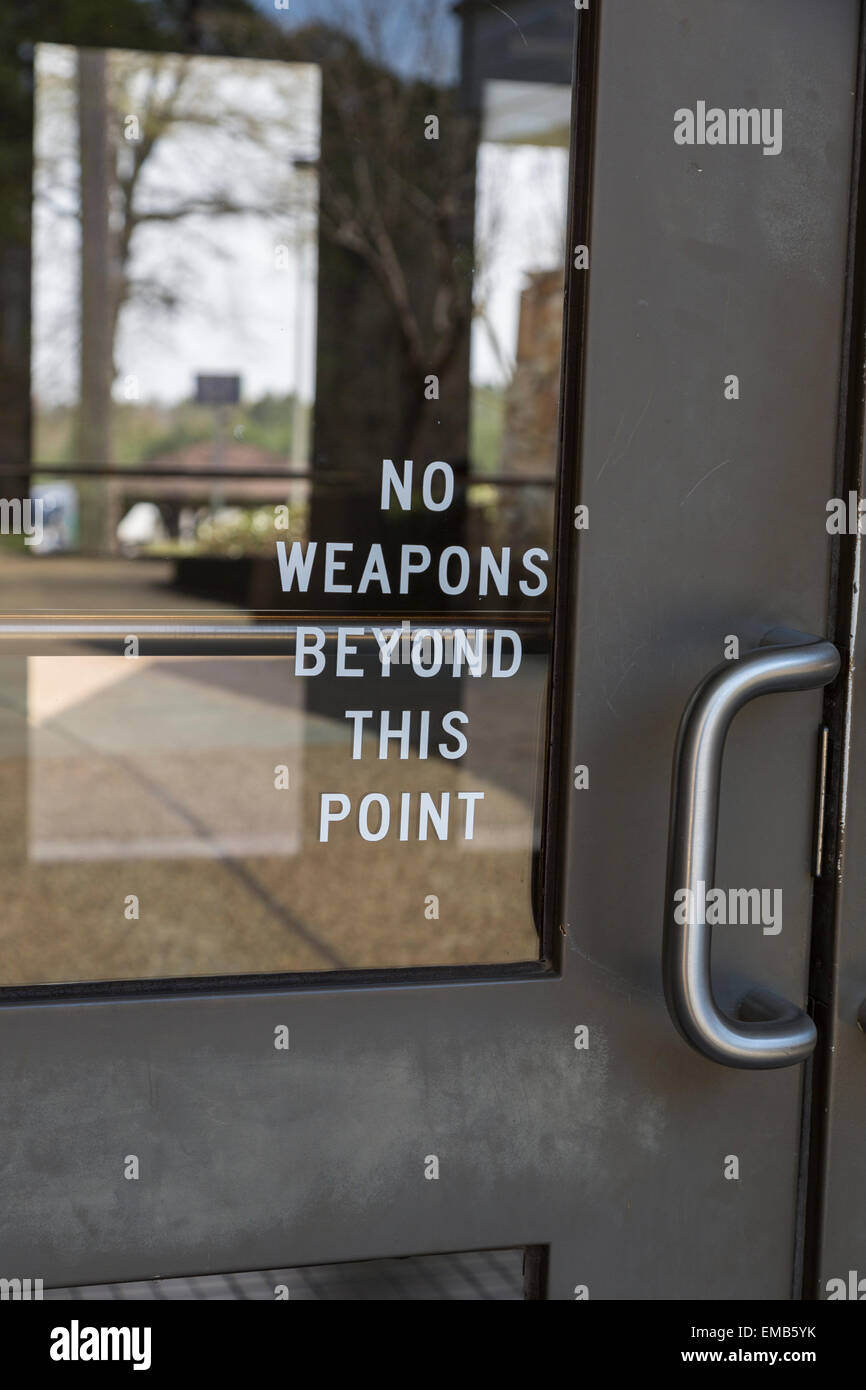 Waffenkontrolle.  "Keine Waffen über diesen Punkt hinaus."  Eingang am Straßenrand Rast auf US Interstate 59, Alabama, USA, 2014. Stockfoto
