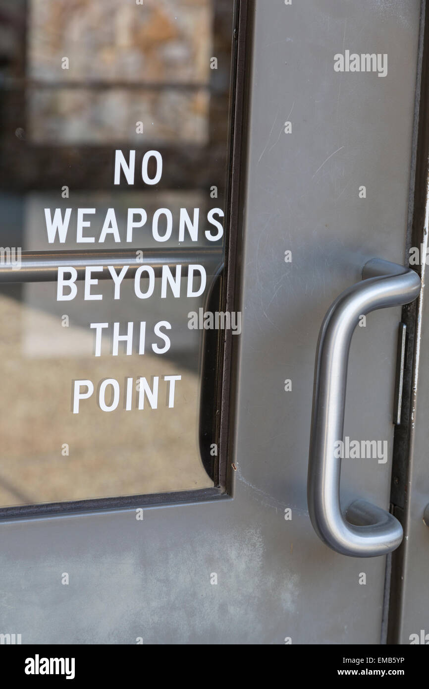 Waffenkontrolle.  "Keine Waffen über diesen Punkt hinaus."  Eingang am Straßenrand Rast auf US Interstate 59, Alabama, USA, 2014. Stockfoto