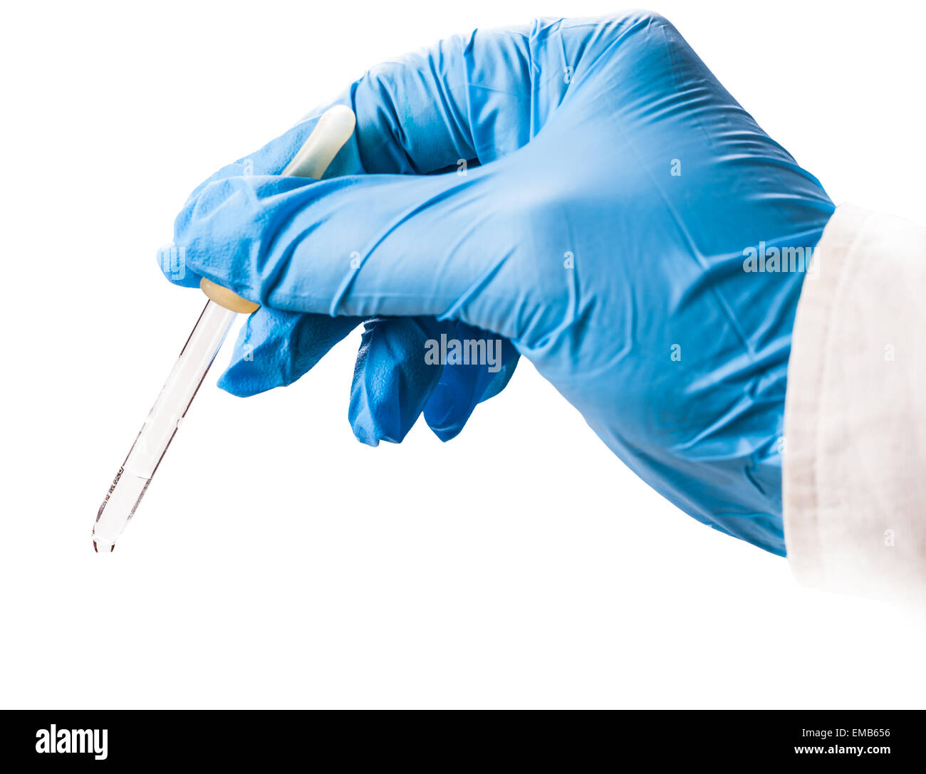 Pipette in der hand Mitarbeiter auf weißen Hintergrund isoliert Stockfoto