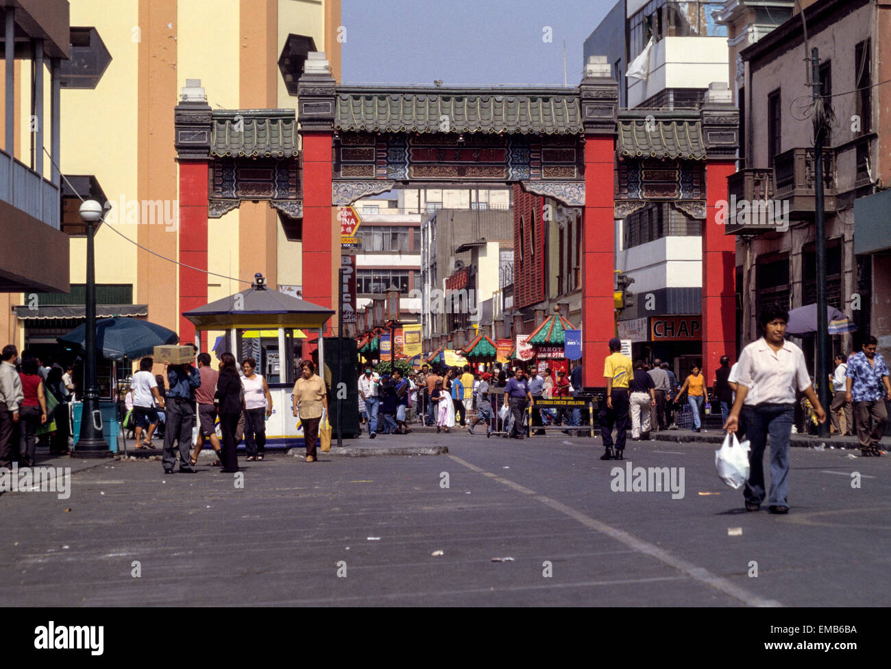 Peru, Lima.  Straßenszene, Eingang zu Chinatown. Stockfoto