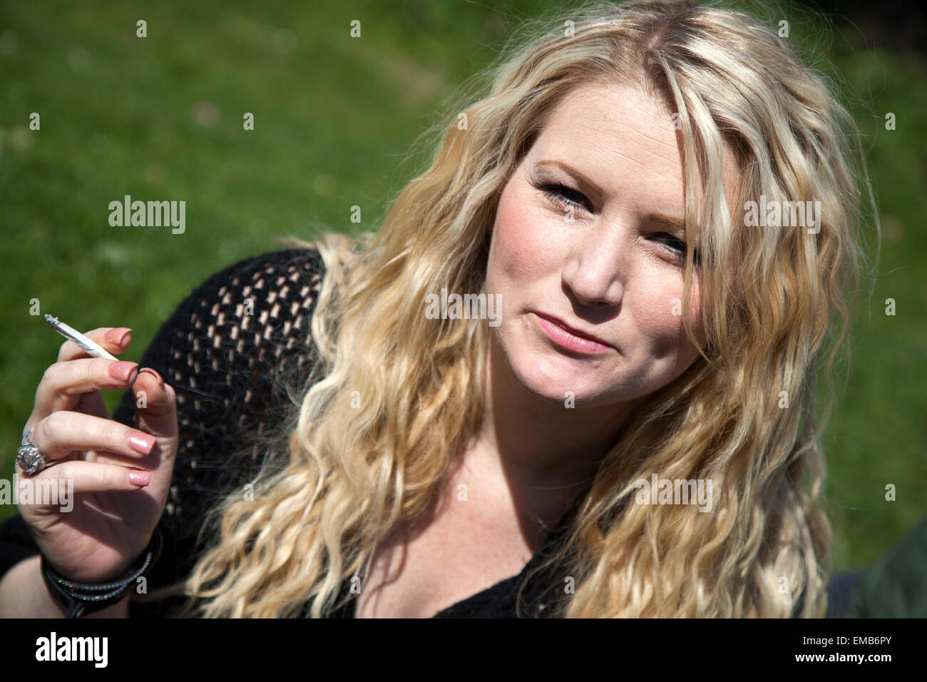 Smoking Hash, (MR) Sophia Hall Rechtsanwältin einer von mehreren Pot Smoking Cannabis Festivalbesuchern im Platt Fields Park für die Legalisierung von Pot. Diese ‘420’ Veranstaltung wird als Mini-Festival für Menschen, Unkraucher, die die Legalisierung von Cannabis unterstützen, beworben. Die Polizisten warnten, dass sie eine düstere Sicht auf jeden nehmen würden, der Drogen auf der diesjährigen Even nimmt. Greater Manchester Police und mussten eine Reihe von verbalen Warnungen an Menschen, die dies taten, ausgeben. Sophia ist eine lokale Rechtsanwältin in Manchester und unterstützt die Legalisierung und medizinische Verwendung von Cannabis. Stockfoto