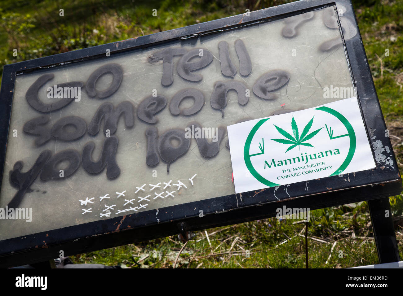 ' Weiterempfehlen Empfehlen Sie' in Manchester, UK, 19. April 2015 Zeichen der Liebe. Zeichen für Cannabis Festivalbesucher auf Platt Felder Park. Diese '420' Ereignis wird als Mini-Festival für Menschen, Reefer-Puffing, Unkraut Raucher, Ganja-bezogenen Aktivitäten von Menschen, die sich für die Legalisierung von Cannabis Kultur Unterstützung geworben. Polizisten warnten sie einen skeptischen Blick auf wer Marihuana Drogen auf der diesjährigen Puff-Puff-Pass Tag Veranstaltung nehmen würde. Greater Manchester Police und haben eine Reihe von verbalen Warnungen an die Leute so tun. Der Begriff "420" allgemein als Codewort für Kiffen bekannt geworden ist. Stockfoto