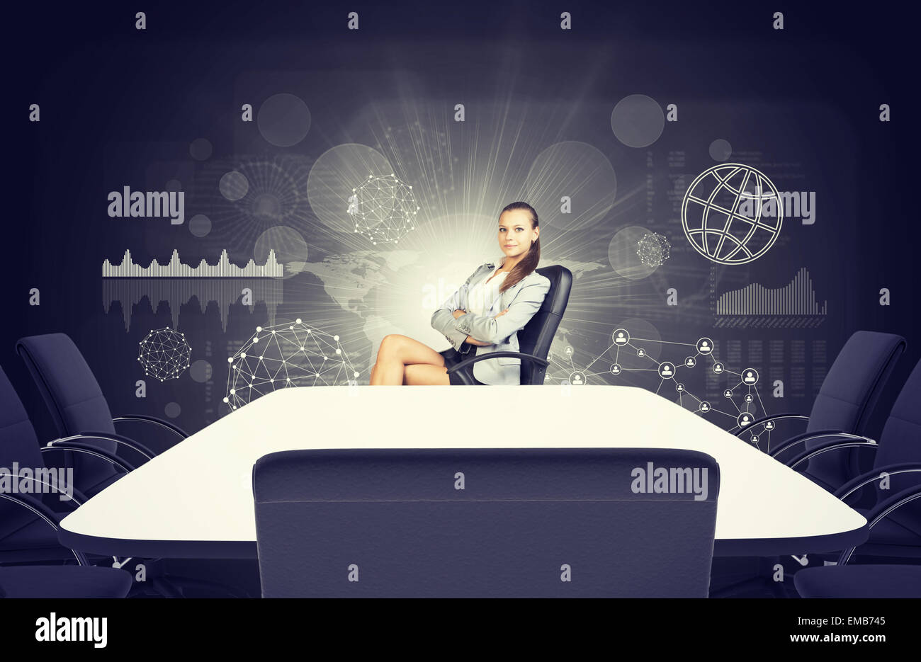 Business-Dame am Tisch sitzen mit gekreuzten Beinen und Armen Stockfoto