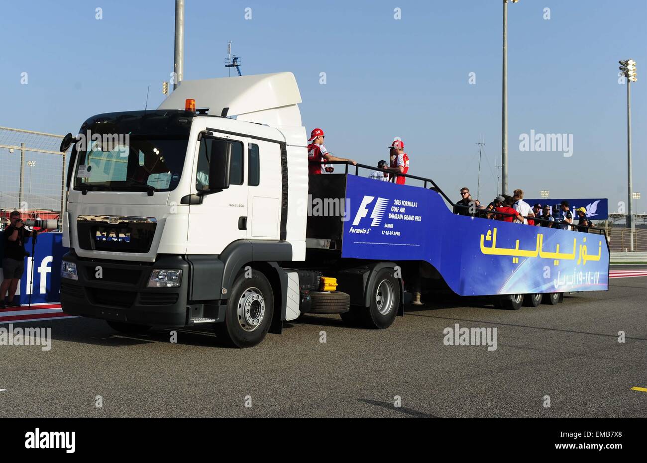 Manama, Bahrain. 19. April 2015. Formel-1-Rennfahrer Parade Stunden vor dem Start der F1 Grand Prix von Bahrain in Bahrain International Circuit, südlich von Manama, 19. April 2015. Bildnachweis: Chen Shaojin/Xinhua/Alamy Live-Nachrichten Stockfoto