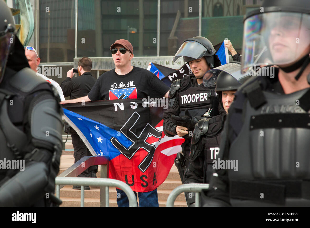 Toledo, Ohio USA - 18. April 2015 - durch Hunderte von Polizei geschützt, die neonazistische nationalsozialistische Bewegung eine Kundgebung auf den Stufen des die Regierungsgebäude. Mehrere hundert Menschen stellte sich heraus, dass es sich um den Nazis zu protestieren. Bildnachweis: Jim West/Alamy Live-Nachrichten Stockfoto