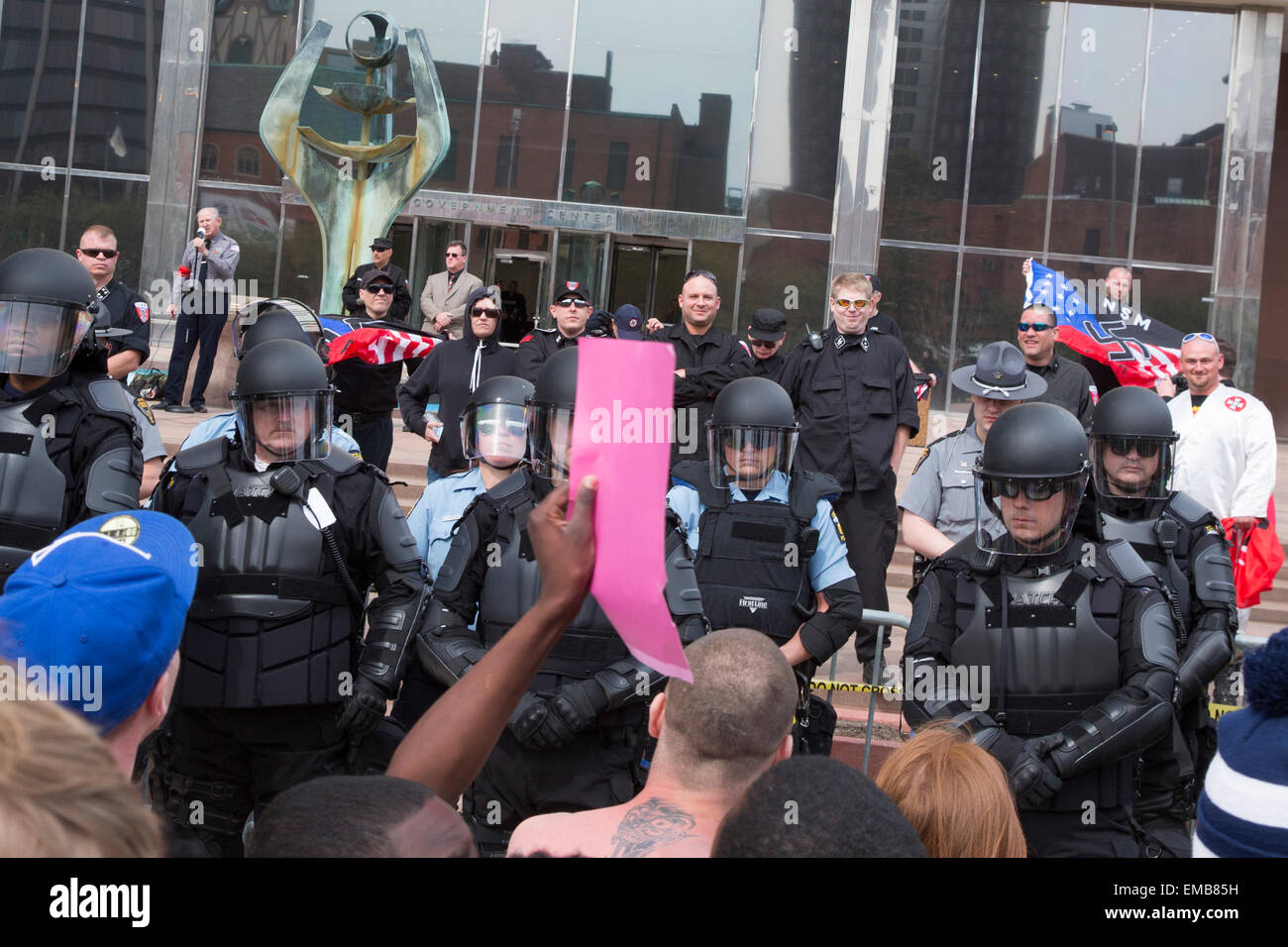 Toledo, Ohio USA - 18. April 2015 - durch Hunderte von Polizei geschützt, die neonazistische nationalsozialistische Bewegung eine Kundgebung auf den Stufen des die Regierungsgebäude. Mehrere hundert Menschen stellte sich heraus, dass es sich um den Nazis zu protestieren. Bildnachweis: Jim West/Alamy Live-Nachrichten Stockfoto