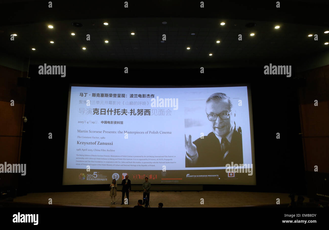 Peking, China. 19. April 2015. Der polnische Regisseur Krzysztof Zanussi (C) besucht die feierliche Eröffnung des polnischen Films Panorama während der fünften Beijing International Film Festival (BJIFF) in Peking, Hauptstadt von China, 19. April 2015. Der Eröffnungsfilm der Sonntag des polnischen Films Panorama war Zanussi 1980 Film der konstante Faktor. © Gao Jing/Xinhua/Alamy Live-Nachrichten Stockfoto