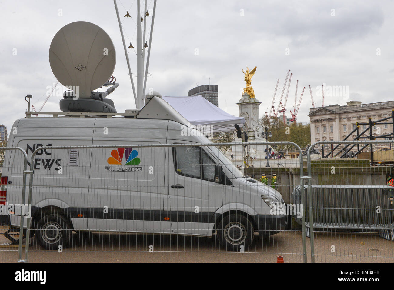 Buckingham Palace, UK. 19. April 2015. NBC TV-Crew ist eines der ersten gegenüberliegenden Buckingham Palast, einrichten, warten auf die neue königliche Geburt. Stockfoto
