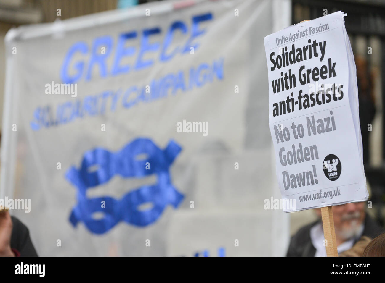 Trafalgar Square, London, UK. 19. April 2015. Eine Gruppe zeigen ihre Solidarität mit den griechischen anti-Faschisten Bühne eine Demo auf dem Trafalgar Square. Bildnachweis: Matthew Chattle/Alamy Live-Nachrichten Stockfoto