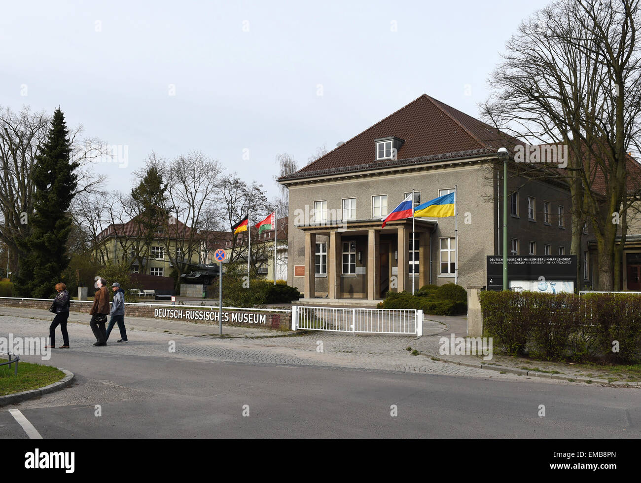 Flaggen aus Deutschland (L-R), Weißrussland, Russland und Ukraine Welle vor der Deutsch-Russische Museum Karlshorst in Berlin, Deutschland, 12. April 2015. Diese Länder sind Mitglieder des Board of Trustees. Dem zweiten Weltkrieg endete in Europa am 8. Mai 1945 an dieser Stelle mit der bedingungslosen Kapitulation der deutschen Wehrmacht. Dies ist das einzige Museum in Deutschland mit einer ständigen Ausstellung Vernichtungskrieg gegen die Sowjetunion den Krieg gewidmet. Die Ausstellungsstücke des ehemaligen Kapitulation Museums bilden die Grundlage für die Ausstellung. Eröffnet wurde das Museum am historischen Ort der Kapitulation am 10 Stockfoto