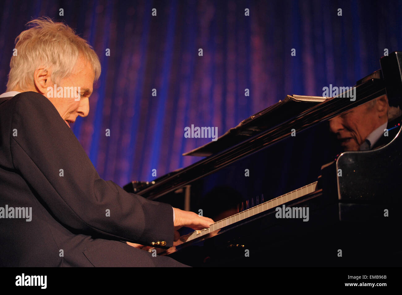Komponist, Songwriter, Sänger und Pianist Burt Bacharach im Konzert am Klavier. Stockfoto