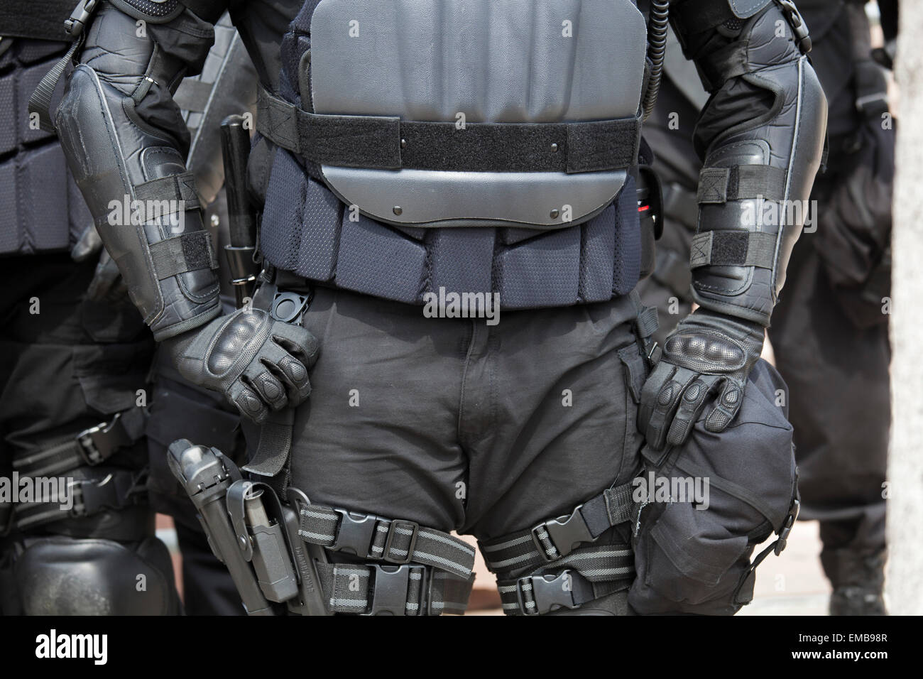 Toledo, Ohio - Polizei in Kampfmontur geschützte Member der neonazistischen nationalsozialistischen Bewegung, wie sie eine öffentliche Kundgebung statt. Stockfoto