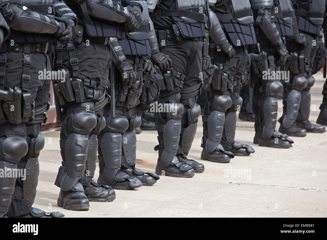 Toledo, Ohio - Polizei in Kampfmontur geschützte Member der neonazistischen nationalsozialistischen Bewegung, wie sie eine öffentliche Kundgebung statt. Stockfoto