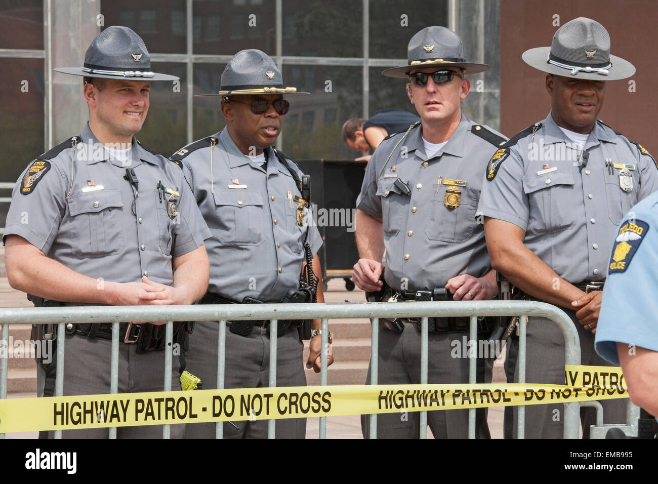 Toledo, Ohio - Ohio State Highway Patrol Offiziere bei der Polizei zum Schutz einer Neonazi-Kundgebung waren. Stockfoto
