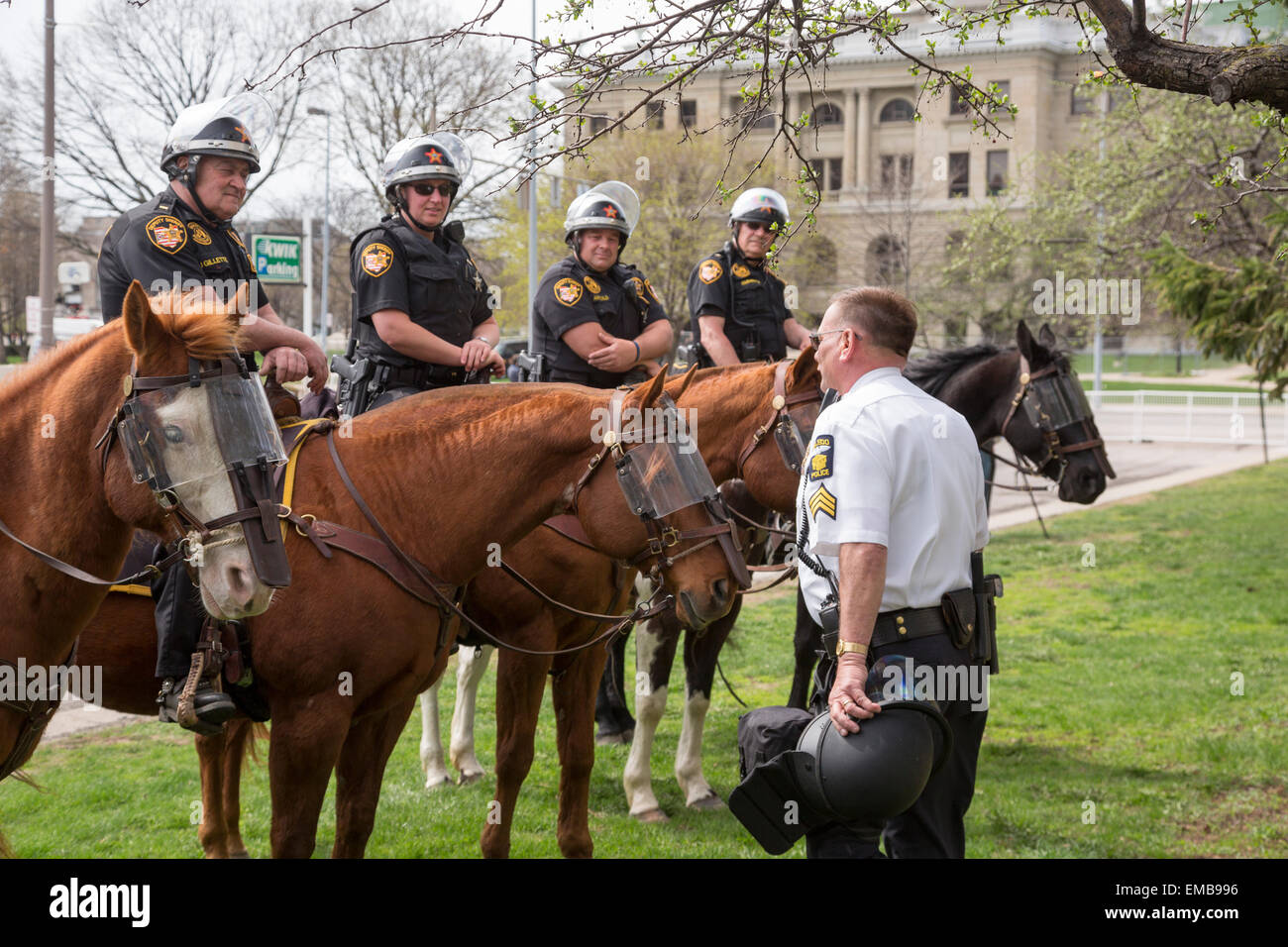 Toledo, Ohio - spricht eine Feldwebel mit montierten stellvertretender Sheriffs, Teil der Polizei zum Schutz einer Neonazi-Kundgebung. Stockfoto