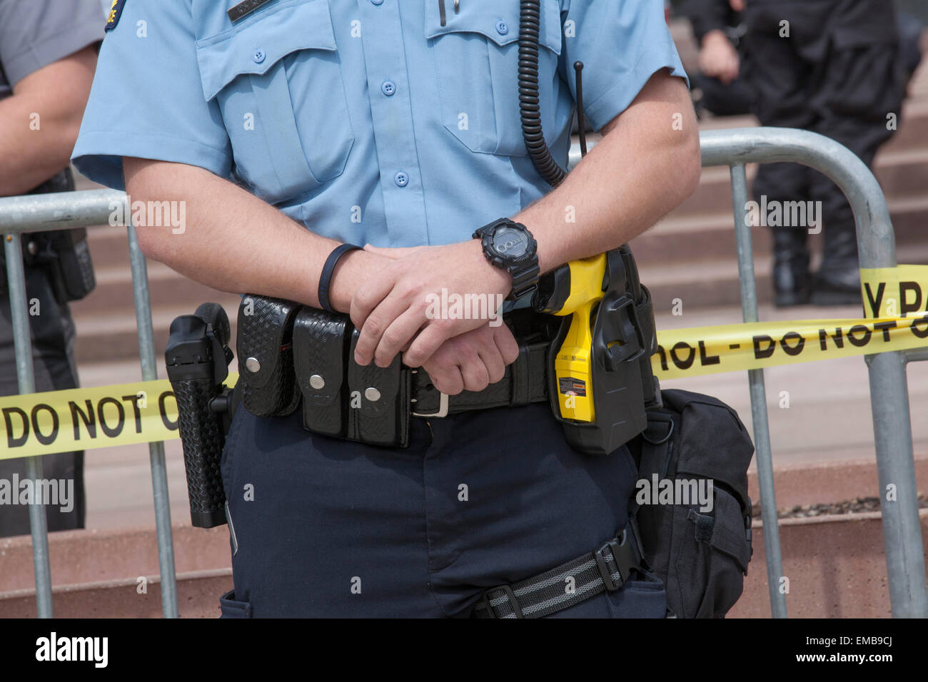 Toledo, Ohio USA - 18. April 2015 - A Polizist trägt ein Gewehr auf seiner rechten Seite und ein Taser auf seiner linken Seite. Er war Teil einer Kraft, die Mitglieder der neonazistischen nationalsozialistischen Bewegung zu schützen, wie sie eine Kundgebung, auf den Stufen des die Regierungsgebäude statt. Bildnachweis: Jim West/Alamy Live-Nachrichten Stockfoto
