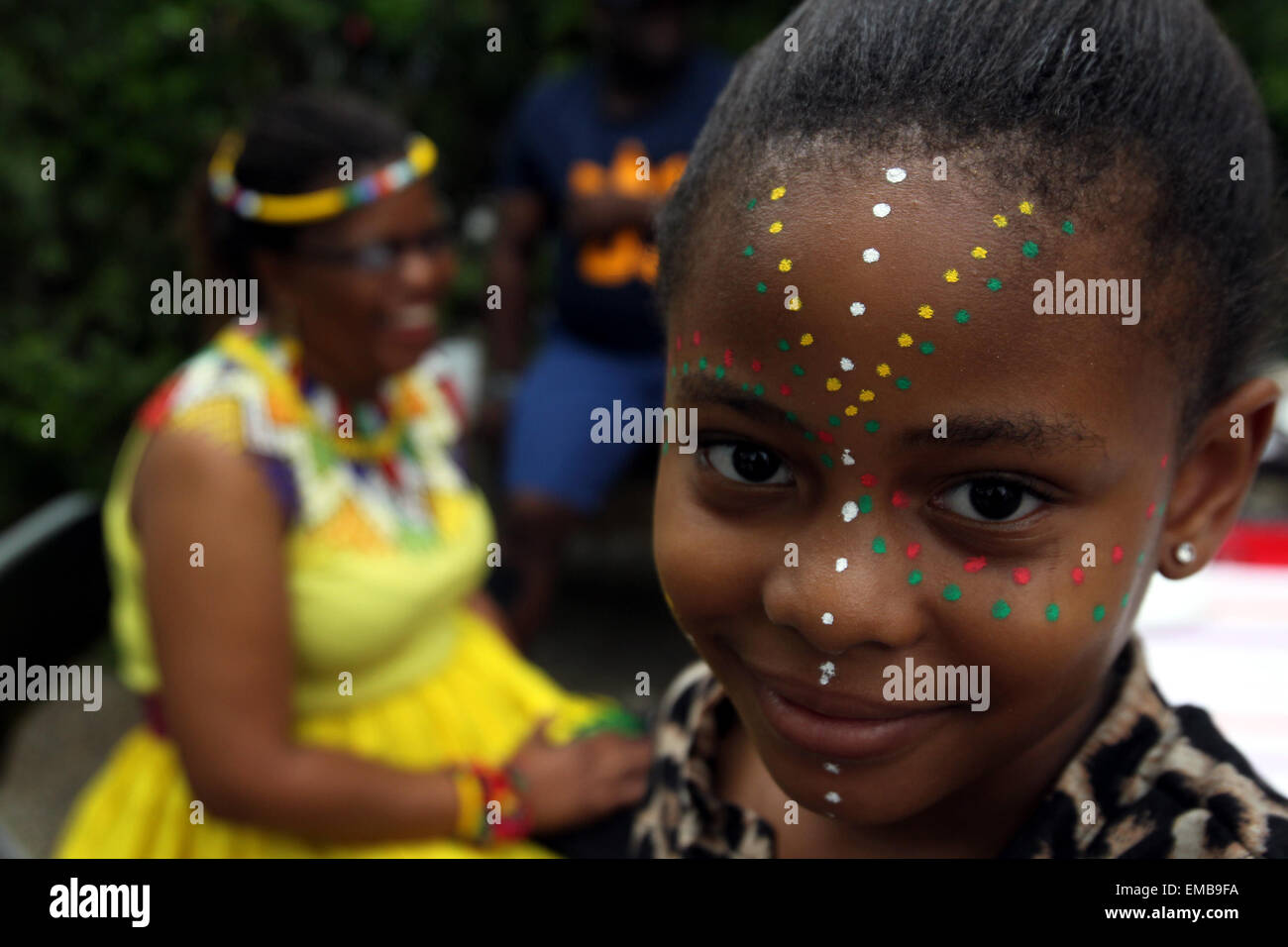 Athen, Griechenland. 19. April 2015. Menschen besuchen eine Gartenparty und Festival in der griechischen Architektur Society in Thiseio, Athen, 19. April 2015. Die kostenlose Community-Event, organisiert von Wototo Afrika, feiert die Vielfalt der afrikanischen Kultur, Musik und Tanz. Bildnachweis: Marios Lolos/Xinhua/Alamy Live-Nachrichten Stockfoto