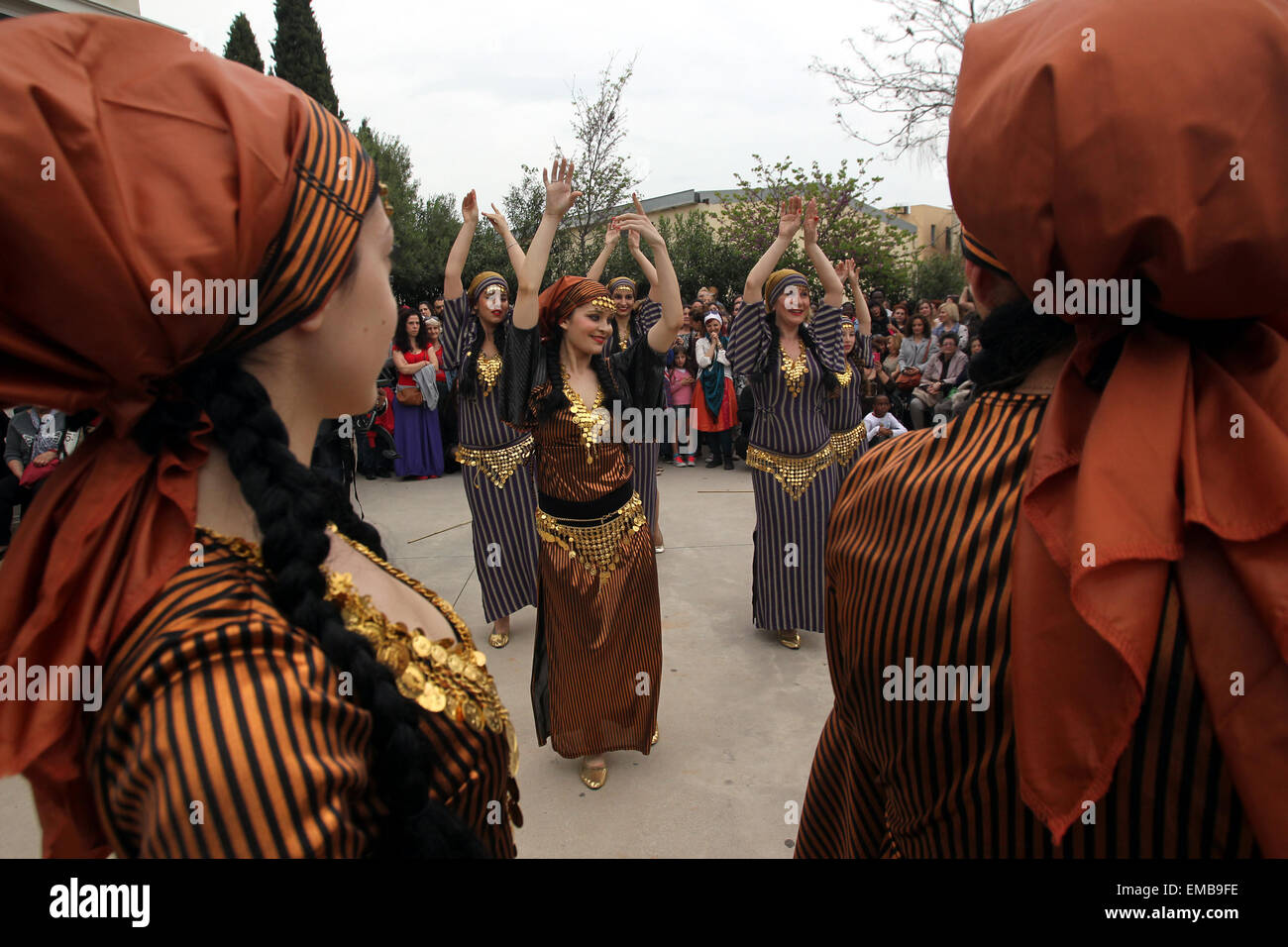 Athen, Griechenland. 19. April 2015. Menschen besuchen eine Gartenparty und Festival in der griechischen Architektur Society in Thiseio, Athen, 19. April 2015. Die kostenlose Community-Event, organisiert von Wototo Afrika, feiert die Vielfalt der afrikanischen Kultur, Musik und Tanz. Bildnachweis: Marios Lolos/Xinhua/Alamy Live-Nachrichten Stockfoto