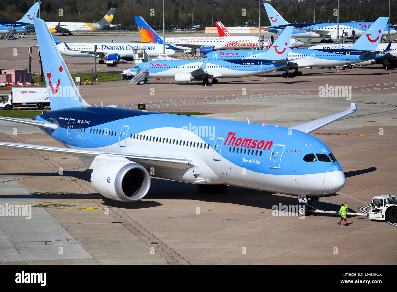 Thomson Airways Boeing 787-8 schiebt zurück von terminal 2 am Flughafen Manchester. Stockfoto