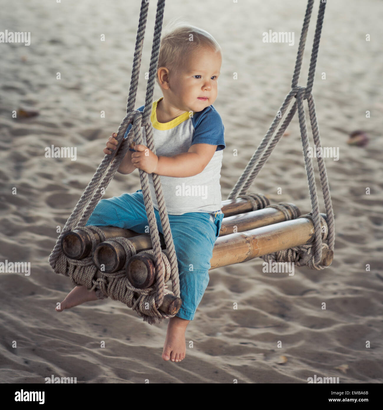 Baby-sitting auf einer Bambus-Schaukel Stockfotografie - Alamy