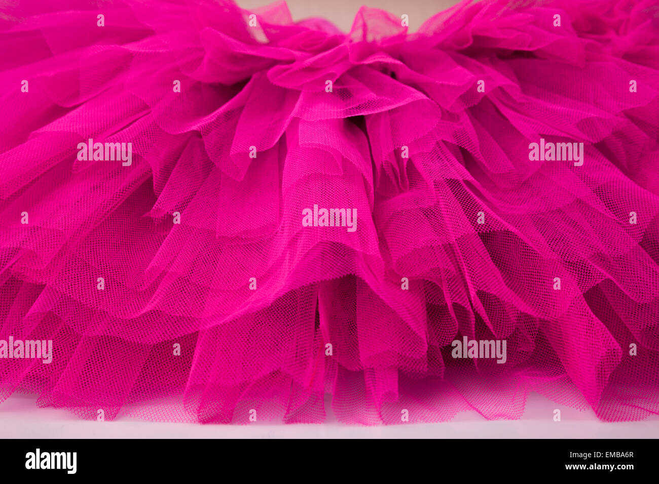 Hellen heiß rosa Geflecht aus einem Ballett Tutu Kleid. Stockfoto