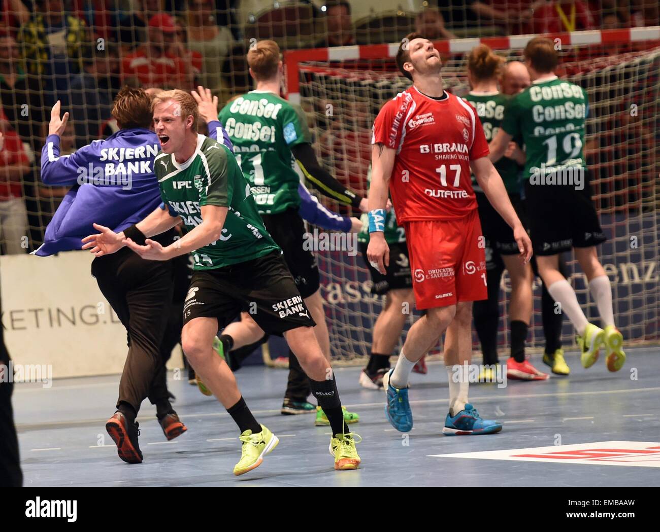 Kassel, Deutschland. 19. April 2015. Das dänische Team (grüne Trikots) feiern die Möglichkeit zu wickeln im Viertelfinale trotz Niederlage im Rückspiel an der European Handball Federation Cup Viertelfinale zwischen MT Melsungen und Skjern Handbold in Rothenbach-Halle in Kassel, Deutschland, 19. April 2015 nicht mithalten. Foto: Uwe Zucchi/Dpa - NO-Draht-SERVICE-/ Dpa/Alamy Live News Stockfoto