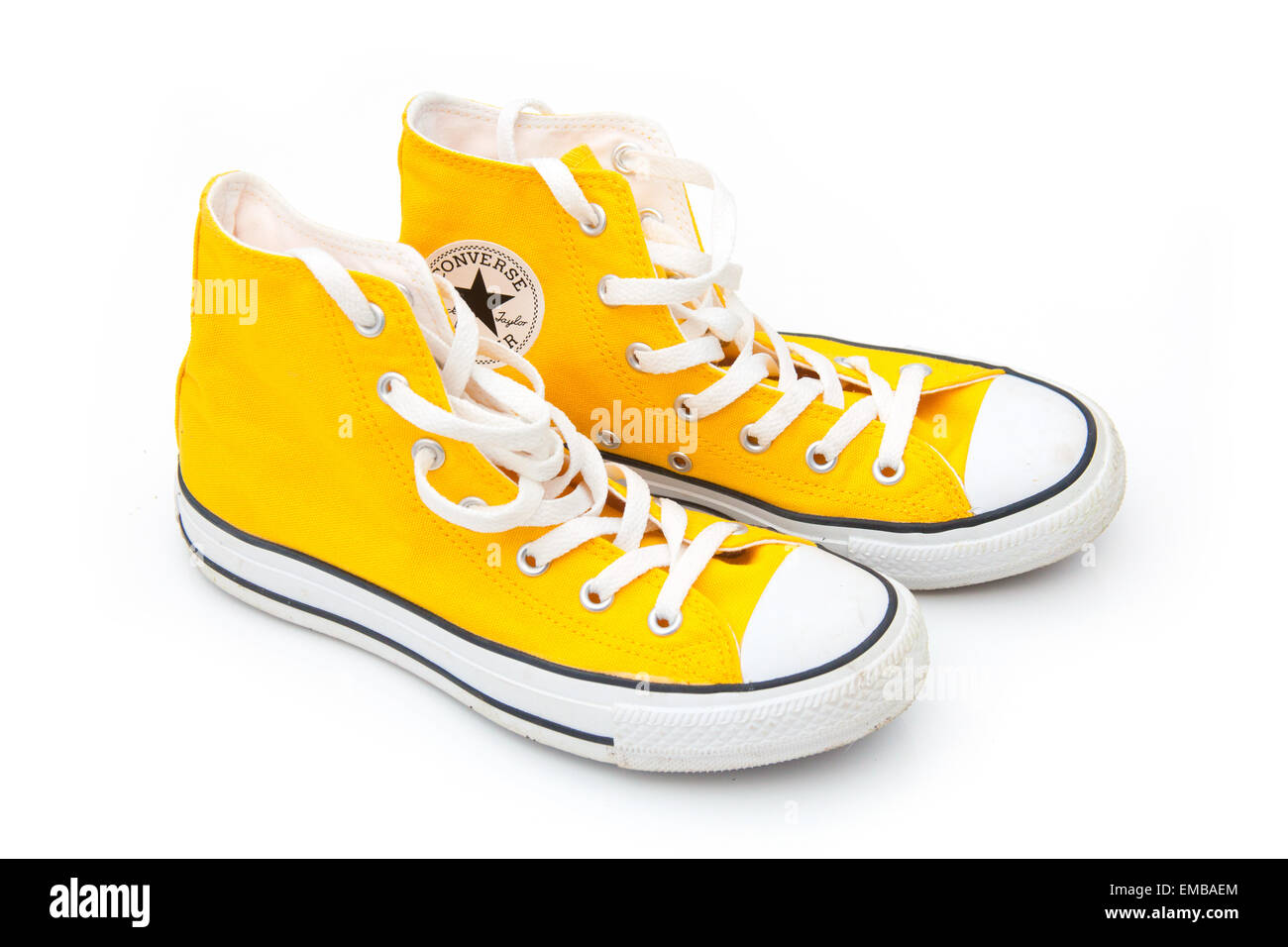 Gelbe Converse Stiefel isoliert auf einem weißen Studio-Hintergrund  Stockfotografie - Alamy