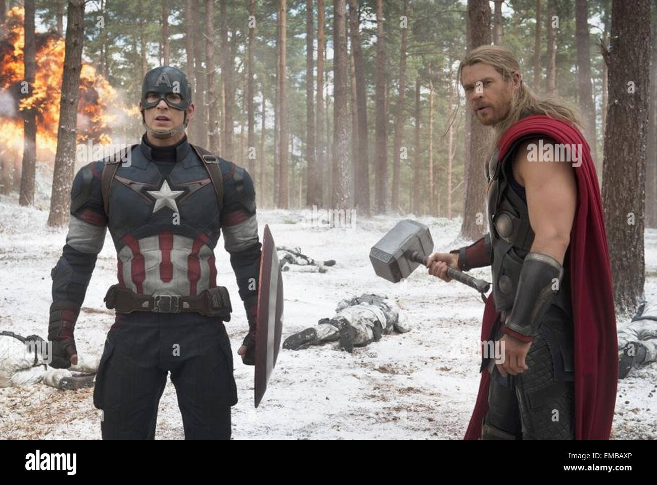 The AVENGERS: Alter von ULTRON 2015 Marvel Film mit Chris Evans auf der linken Seite und Chris Hemsworth Stockfoto